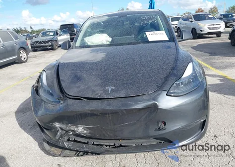 2024 Tesla Model Y Long Range Dual Motor All-Wheel Drive/Rwd z USA, uszkodzony, nr VIN 7SAYGDED5RF160751